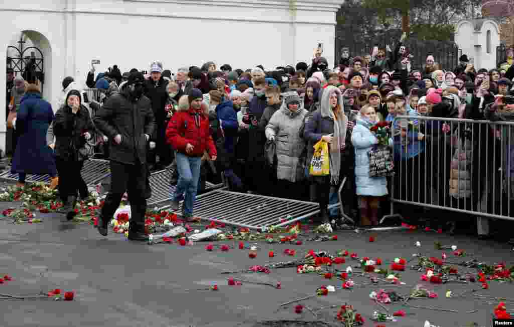 Собравшиеся у храма прорвали ограждения