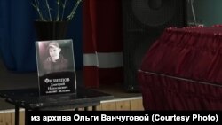 Гроб экс-заключенного Филиппова в школе Макавеево