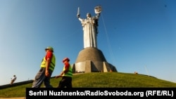 На монумент "Родина-мать" в Киеве установили трезубец: фотогалерея