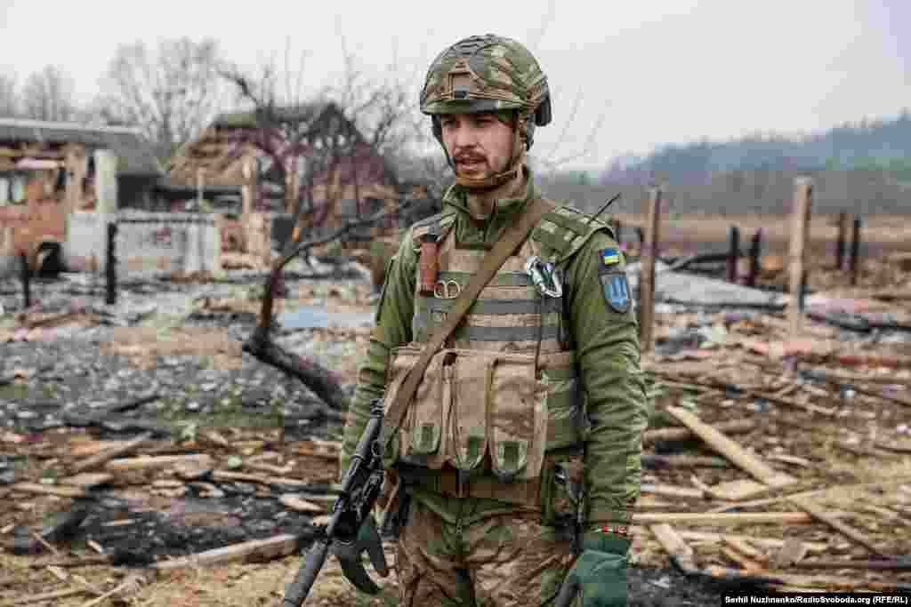 Сожженные российскими военными жилые дома в селе Тетеревское Киевской области, март 2022 года / На фото справа модульный дом,&nbsp;март 2024 года&nbsp;