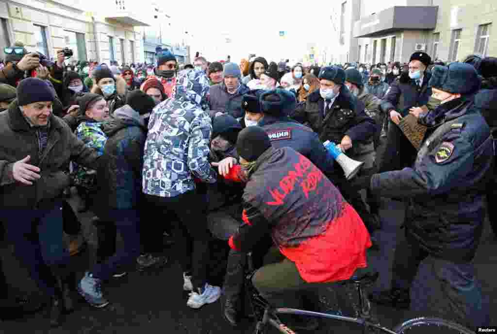 Во Владивостоке, где задержаны 35 человек, возбуждено первое уголовное дело по статье 267.1 Уголовного кодекса РФ (&quot;Действия, угрожающие безопасной эксплуатации транспортных средств&quot;) &ndash; соответствующий закон вступил в силу в 2021 году, сообщают правозащитники из &quot;Апология протеста&quot;