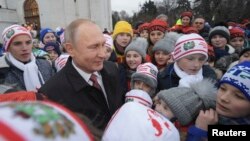 Президент России Владимир Путин общается с детьми, которые пришли на елку в Кремль, 26 декабря 2017 года