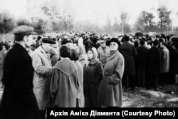 Участники первого митинга около Бабьего Яра, 29 сентября 1966 года (Фото Гарика Журабовича, архив организатора митинга Амика Диаманта)