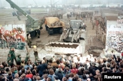 Восточный Берлин 12 ноября 1989 года. Фото: Reuters