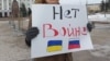 Десятки российских знаменитостей выступили против вторжения РФ в Украину. Директор Центра имени Мейерхольда покинула пост "в знак протеста"